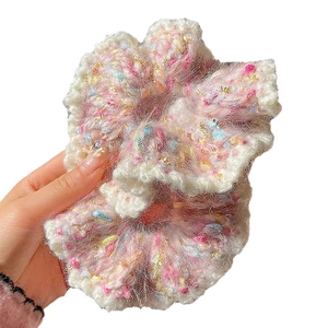 Chouchou en tricot rose avec fil mélangé coloré et fil d'or pour chignons