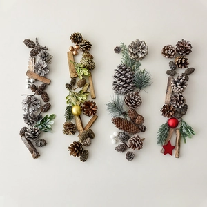 Natuurlijke dennenappels kerstversiering met dennennaalden en houten takjes