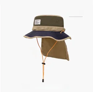 Détail d'un chapeau solaire extérieur en tissu kaki à séchage rapide avec cordon orange