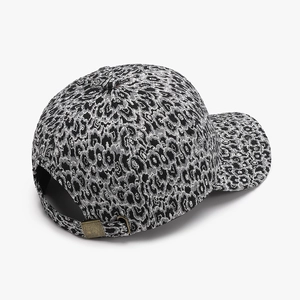 Classic leopard pattern baseball cap with a metal buckle adjustment and street style look