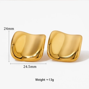 Dettaglio di orecchini a bottone dorati irregolari con dimensioni 24mm per 24,5mm