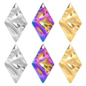 Pendentifs losanges métalliques en or, argent et arc-en-ciel avec texture martelée fine