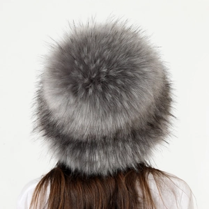 Vista posteriore di un cappello invernale grigio in finta pelliccia con trama spessa