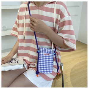 Detailansicht einer lila karierten Canvas-Handytasche mit HDBFORM-Logo und Kordelzug