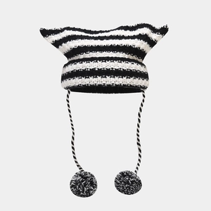 Bonnet en maille rayée avec oreilles de chat et liens à pompons noirs et blancs