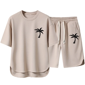 Herren Freizeit-Set aus beigem Strick-T-Shirt und Shorts mit schwarzem Palmen-Print