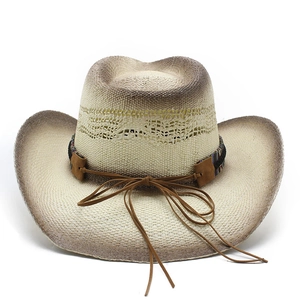 Détail du chapeau de cowboy en paille tressée avec aérations et ruban coloré