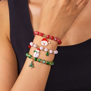 Nahaufnahme des Weihnachts-Perlenarmband-Sets mit Weihnachtsmann- und Baum-Anhängern