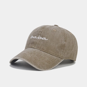 Détail de la broderie 'baba' sur une casquette en coton marron délavé vintage