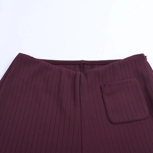 Détail du pantalon de yoga en maille côtelée rouge foncé avec taille et poche arrière