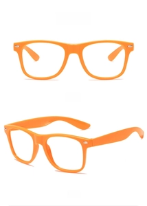 Detail der orangefarbenen quadratischen Retro-Brillenfassungen mit Silbernieten