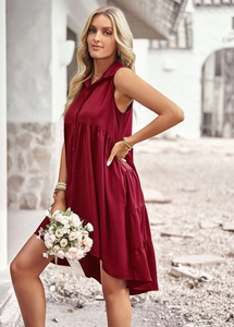 Détails de la robe sans manches bordeaux avec col chemise et jupe à plusieurs niveaux