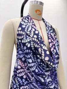 Détail du haut tie-dye bleu et violet avec col bénitier montrant la texture du tissu
