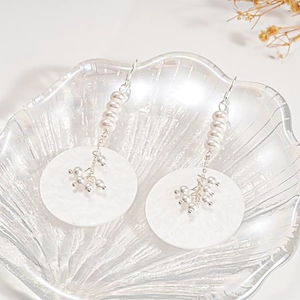 Boucles d'oreilles longues en perles avec chaîne argentée et pendentif rond nacré