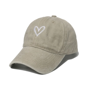 Casquette de baseball rétro en coton beige délavé avec logo cœur brodé sur le devant