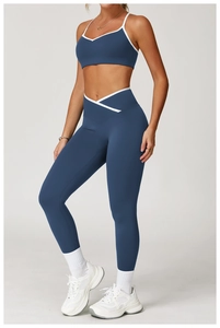 Detail van hoge taille yogaset met witte contrastrand en crossover tailleband