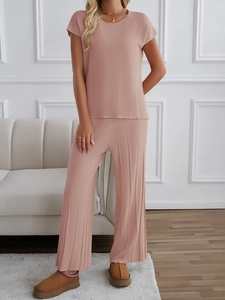 Detailaufnahme des rosa Strick-Sets mit Kurzarm-Oberteil und Hose mit weitem Bein