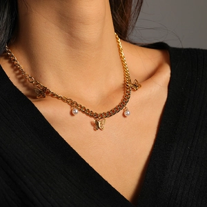 Collier grosse chaîne dorée avec pendentif papillon et perles pour femmes