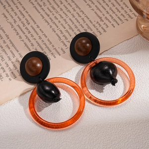 Détails de boucles d'oreilles rétro avec perles en bois et anneaux en acrylique