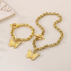 Details zum goldenen Schmuckset mit Strass-Schmetterlingen und OT-Verschluss-Gliederkette