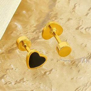 Boucles d'oreilles cœur dorées minimalistes avec émail noir et fermoir à vis sécurisé