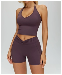 Détail du short de yoga à taille haute avec nœud torsadé en tissu violet prune