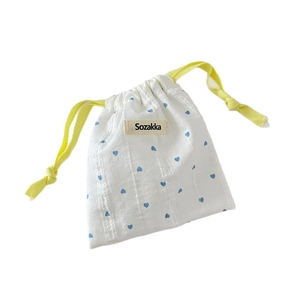 Sacchetto portaoggetti bianco con cuori blu e chiusura con nastro giallo lucido