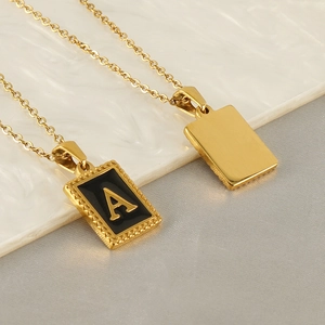 Collier avec pendentif carré lettre A en acier inoxydable plaqué or 18 carats