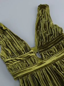 Détail de la robe en velours vert olive avec plis en V et boucle métallique en U