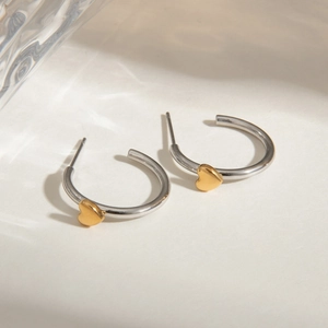 Zweifarbige Edelstahl-Ohrringe mit silbernen Creolen und goldenem Herzanhänger für Damen