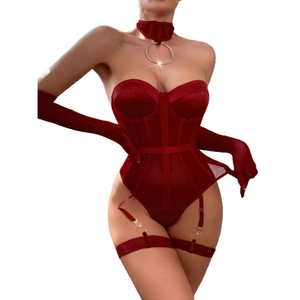 Ensemble body corset en satin rouge avec gants, tour de cou et porte-jarretelles