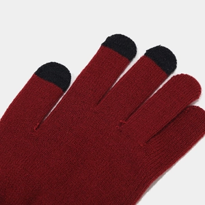 Gros plan sur des gants en tricot bordeaux avec détails tactiles noirs aux doigts