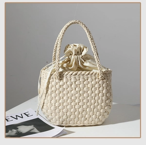 Détail du sac en paille tissée avec doublure à cordon et poignée supérieure robuste