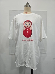 Détail d'un t-shirt blanc en coton avec imprimé poupée russe et slogan anglais
