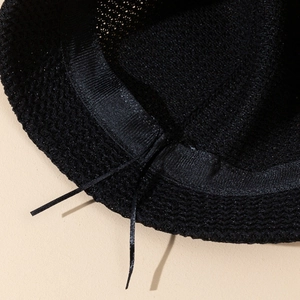 Dettaglio della maglia traspirante e del cinturino interno regolabile del cappello