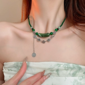 Collier double couche de perles de bambou avec faux jade vert et pendentif pièce ancienne