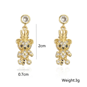 Detalle macro de pendiente de tigre bañado en oro de 18K, tamaño 2cm por 0,7cm en fondo blanco