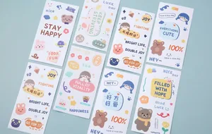 Dettaglio di simpatici adesivi in PVC con frasi motivazionali su sfondo color pastello