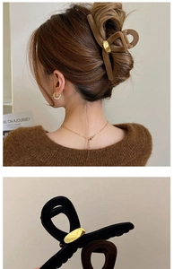 Détail de la pince à cheveux en velours avec accent métallique et effet de coiffure