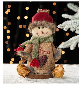 Détail d'un sac cadeau bonhomme de neige en toile de jute avec fenêtre cœur transparente