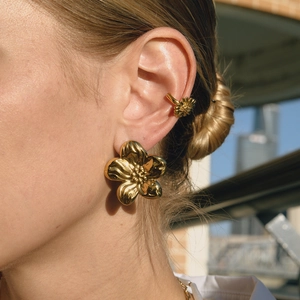 Elegantes Set aus vergoldeten Gänseblümchen Ohrsteckern und Earcuffs für Damen