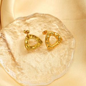 Boucles D'oreilles Puces Triangle Martelé Creux Géométrique Plaqué Or 18K Acier Inoxydable 304 Pour Femmes