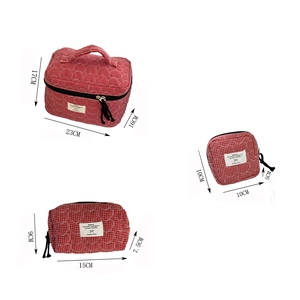 Set di tre borse in cotone trapuntato rosso con dimensioni dettagliate incluse