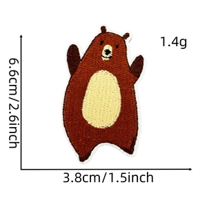 Vista dettagliata di una toppa ricamata a forma di orso con dimensioni 6,6x3,8 cm