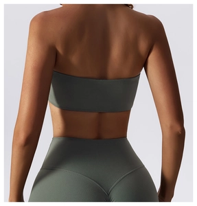 Nahaufnahme der Rückansicht eines staubgrünen Yoga-Sets mit hoher Sport-Leggings