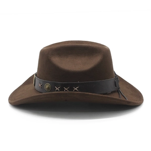 Détail d'un chapeau fedora marron foncé avec sangle en cuir noir et rivet en bronze vintage