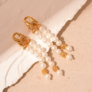 Vintage-Ohrhänger mit doppelten Perlen-Quasten und filigranen goldfarbenen Blumendetails