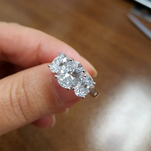Anillo de tres piedras con circonita ovalada y engaste clásico de seis garras en plata