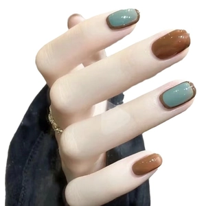 Unghie finte corte quadrate marrone castagna con contrasto French blu-verde