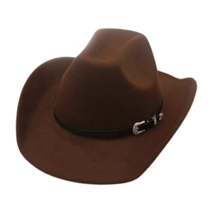 Détail d'un chapeau de cowboy marron foncé avec bande en cuir et boucle argentée
